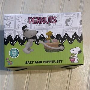 Peanuts : Easter theme salt and pepper shakers